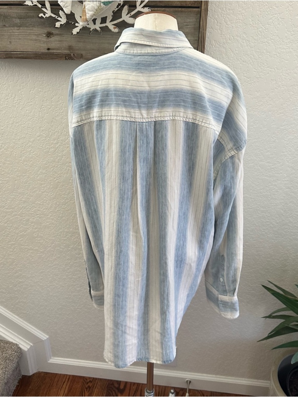Faherty Tried and True Chambray Blue & White Stripe Button Down Shirt XL NWT - Picture 3 of 9